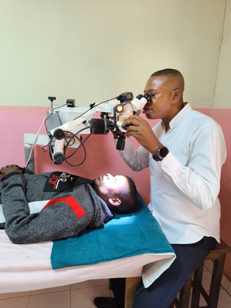 Dr Norbert Djamba lors d'un examen ophtalmologique