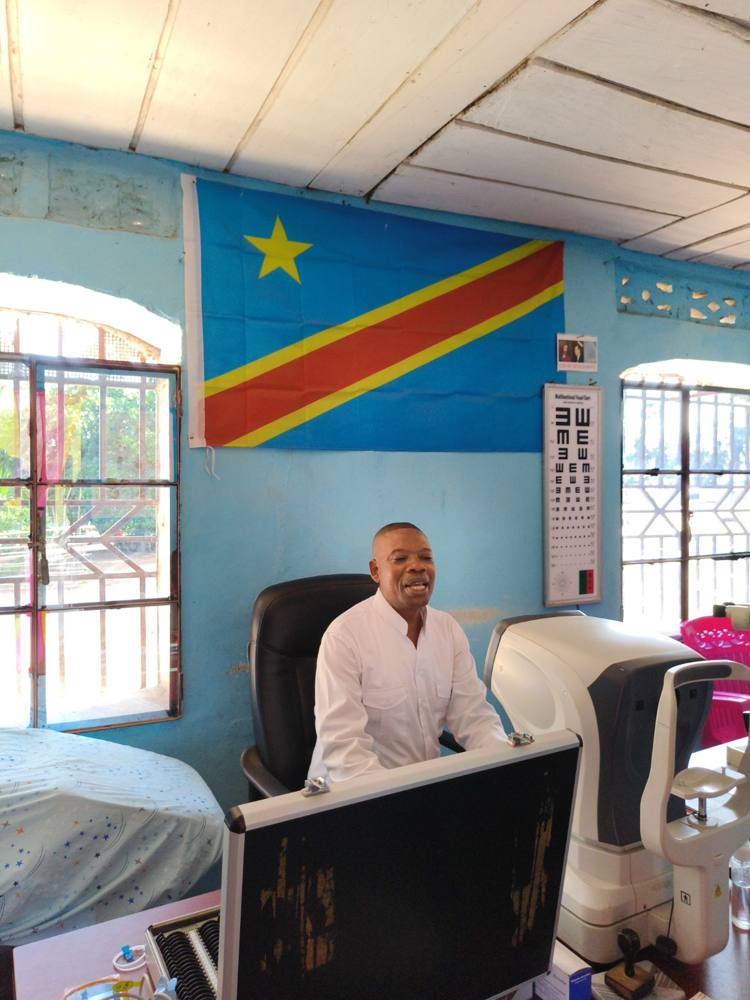 Dr Norbert Djamba dans son cabinet